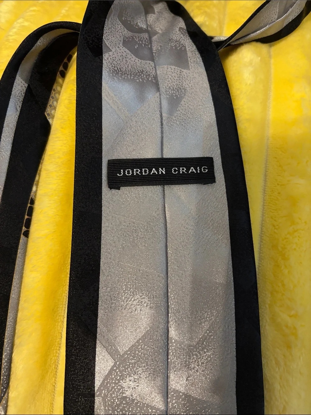Jordan Craig Silver and Black Patterned Silk Tie